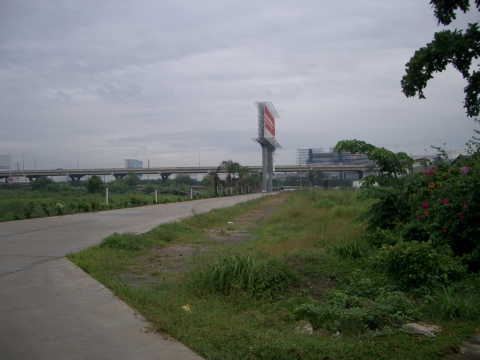 �z�e���̑O