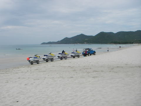 �W�F�b�g�X�L�[�̍s�i�A��Ԃ݂����B